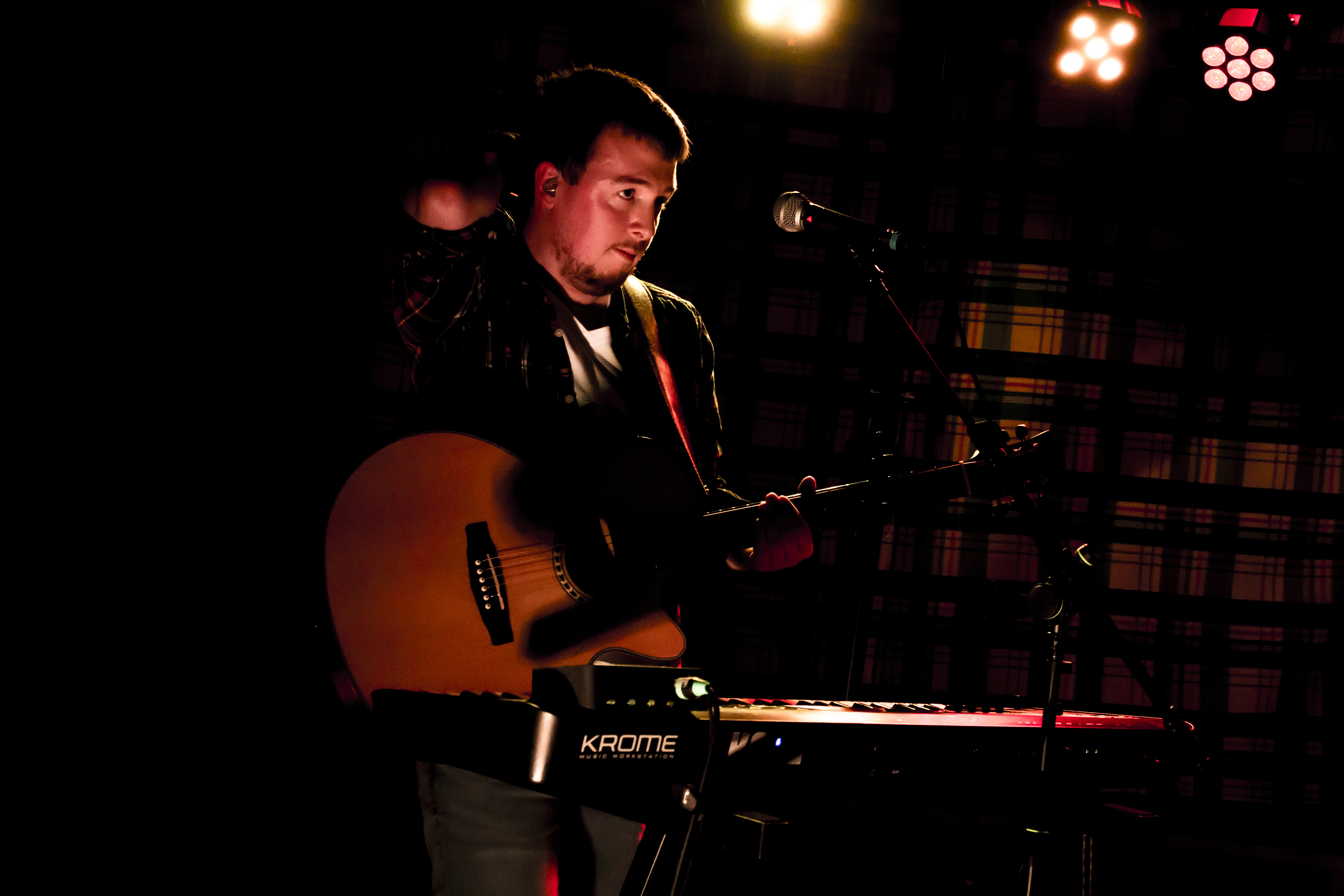 Alex en performance lors du concert live de Symbiose