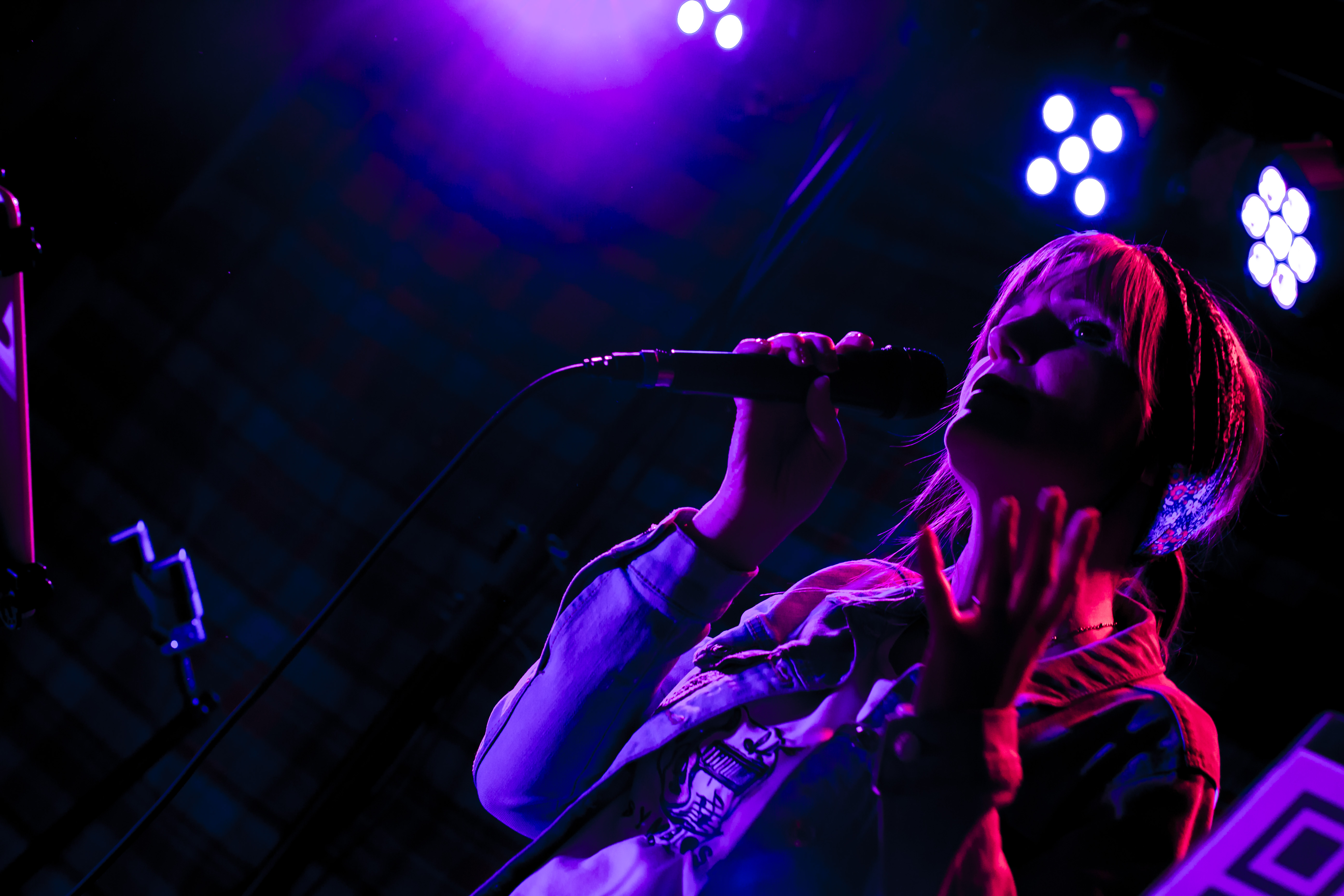 Angel en live sur scène avec le groupe Symbiose