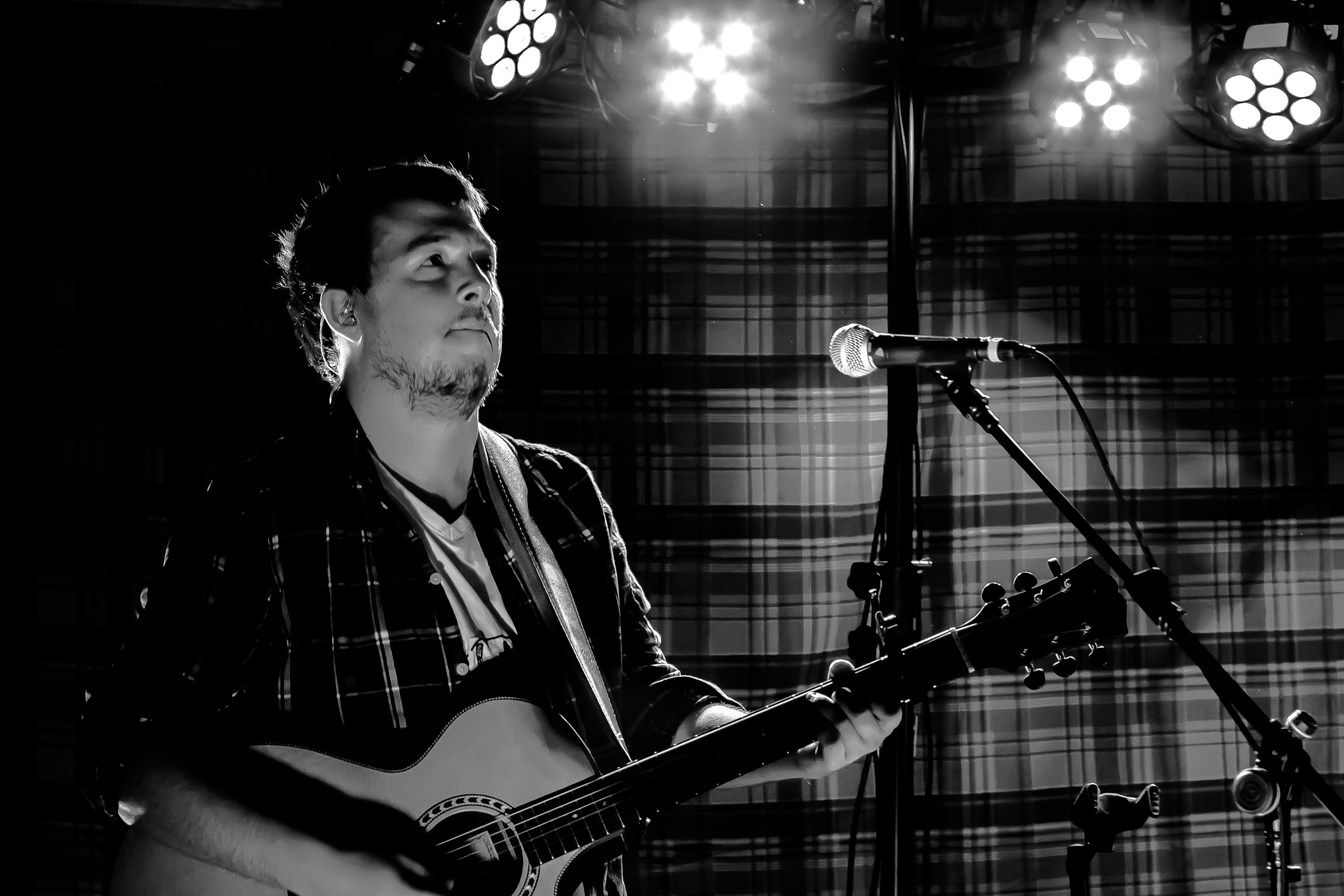 Alex sur scène pendant une performance live