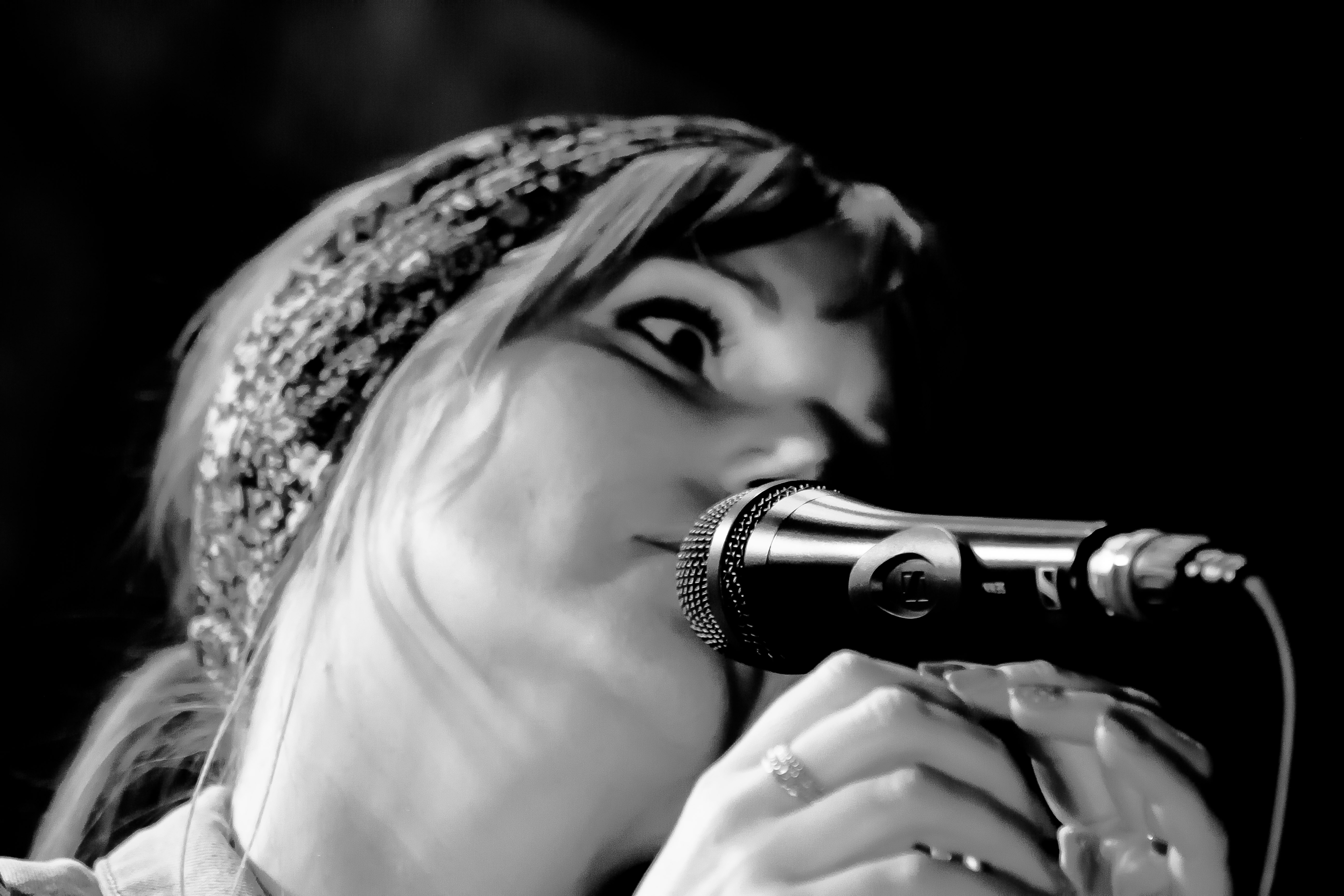 Angel en pleine performance lors du concert live