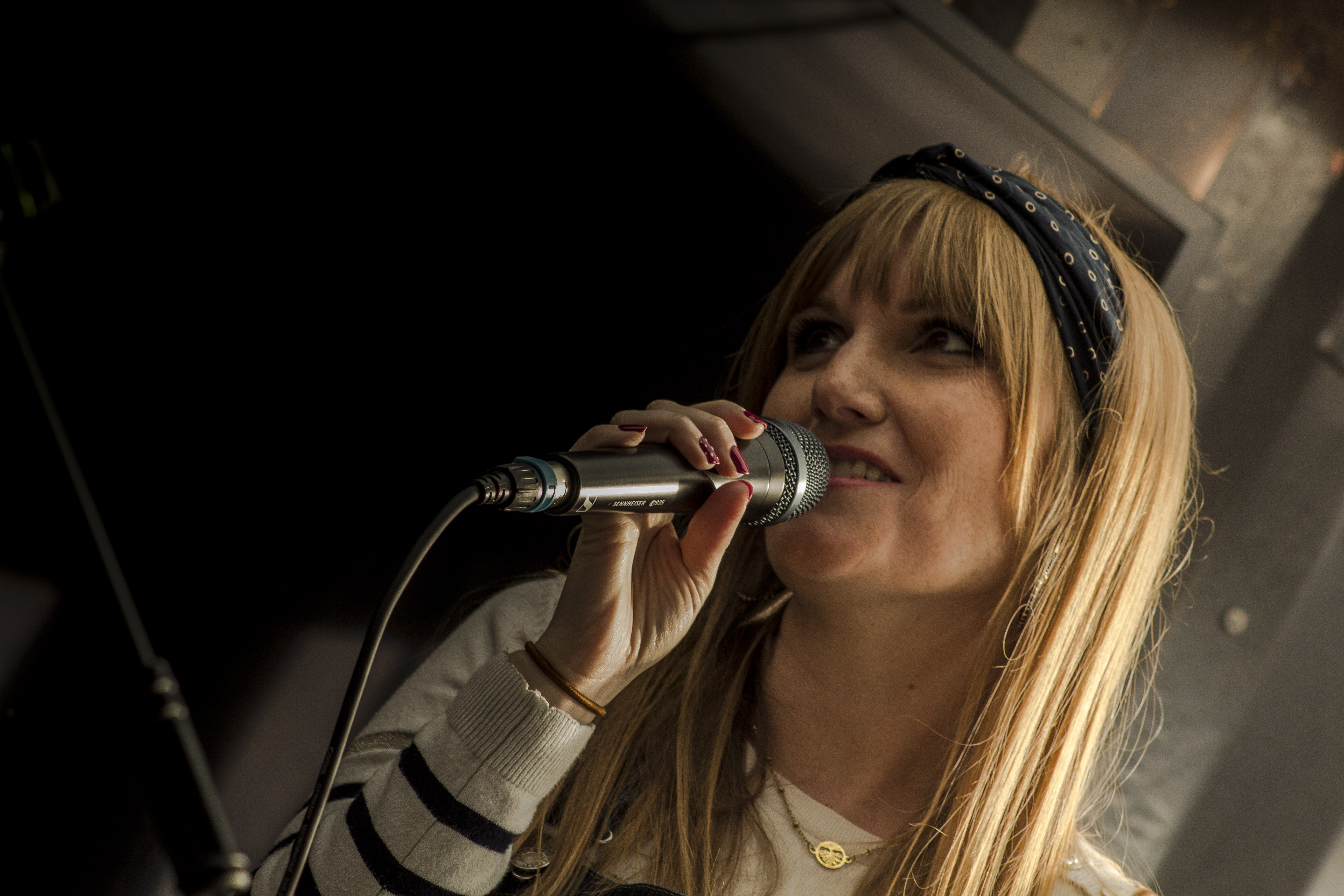 Angélique chante sur scène