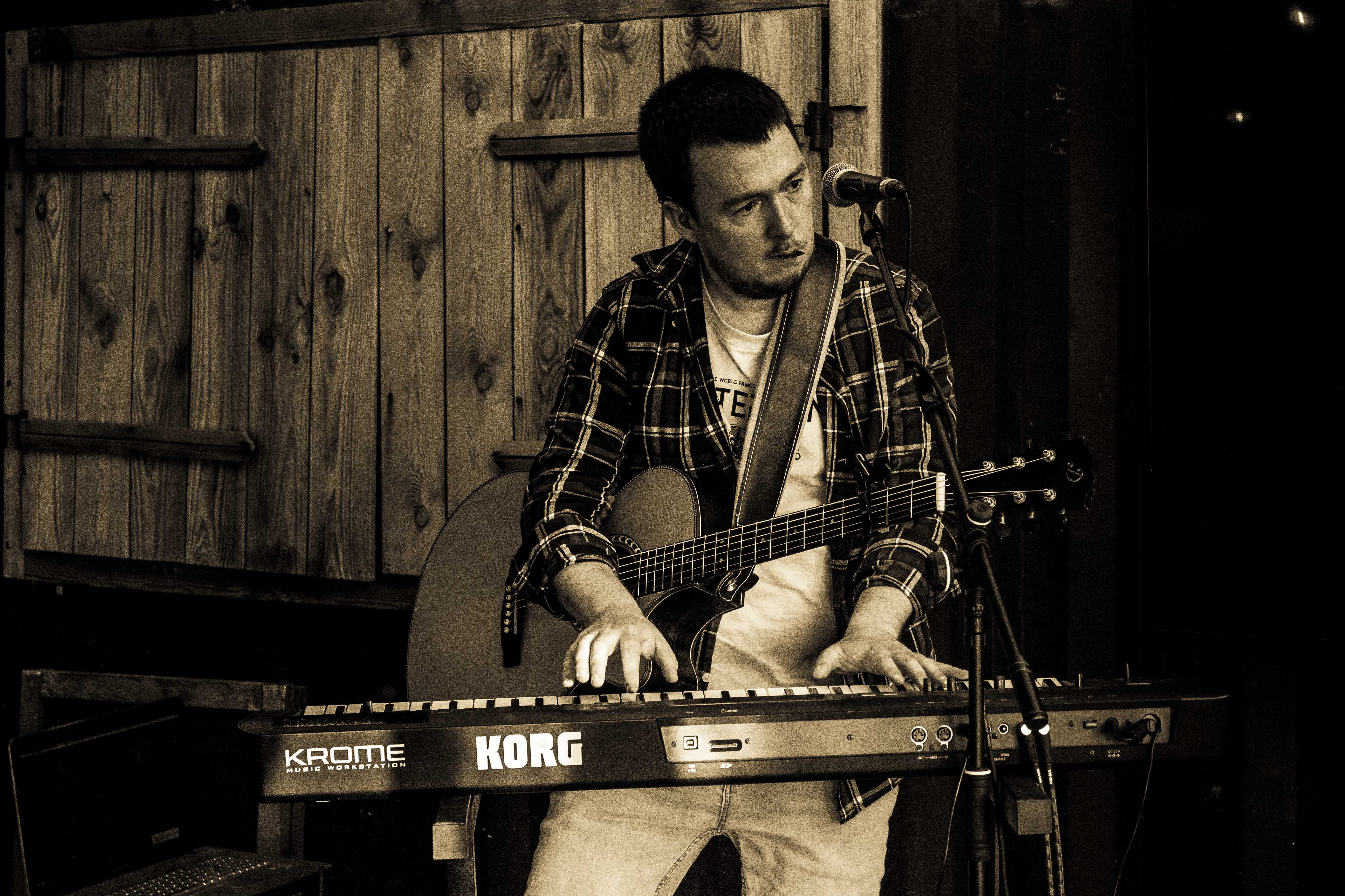 Alex en concert avec Symbiose sur scène