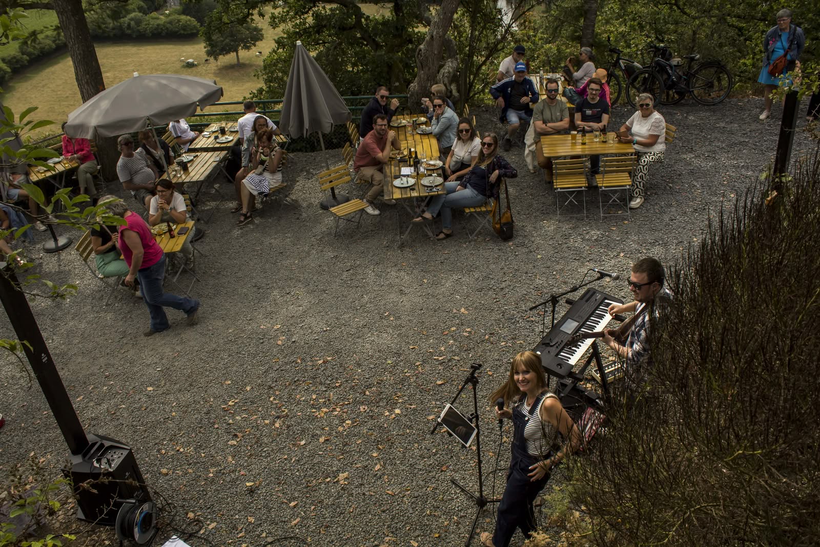 Symbiose en concert en 2026, vue du public installé en plein air pour un spectacle musical