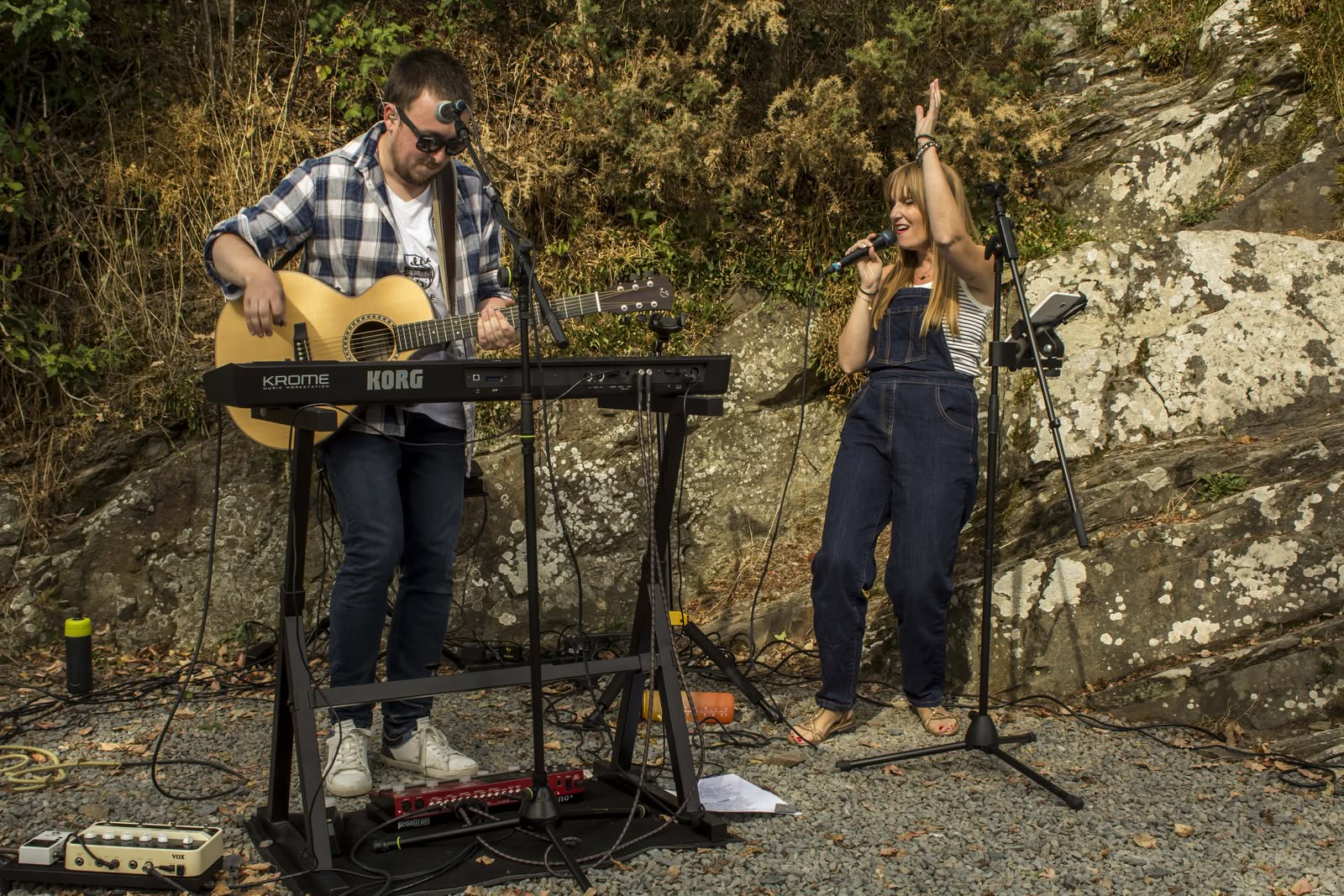 Symbiose en concert en 2026, installation du duo pop folk avec guitare clavier et chant en extérieur