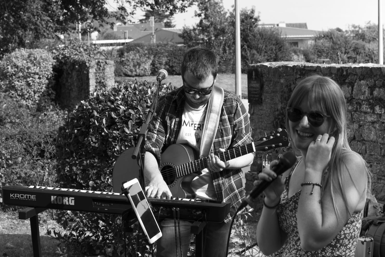 Symbiose en concert en 2026, duo acoustique guitare et chant en plein air en noir et blanc