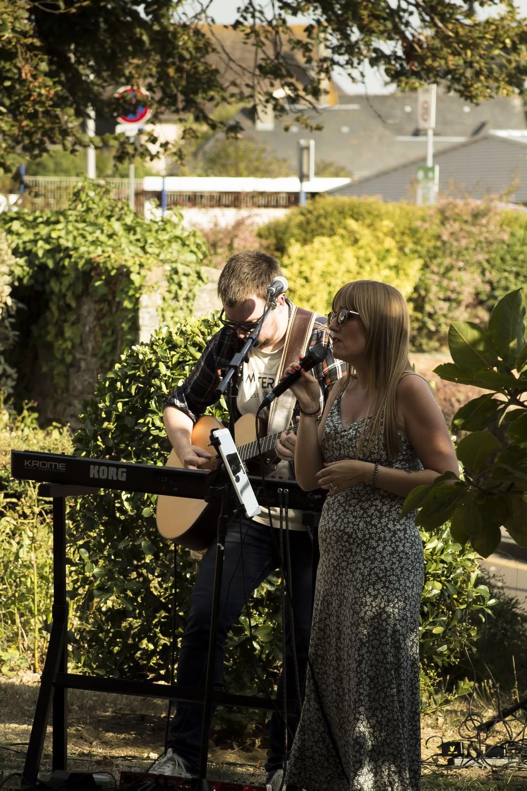 Symbiose en concert en 2026, prestation musicale acoustique devant le public en extérieur