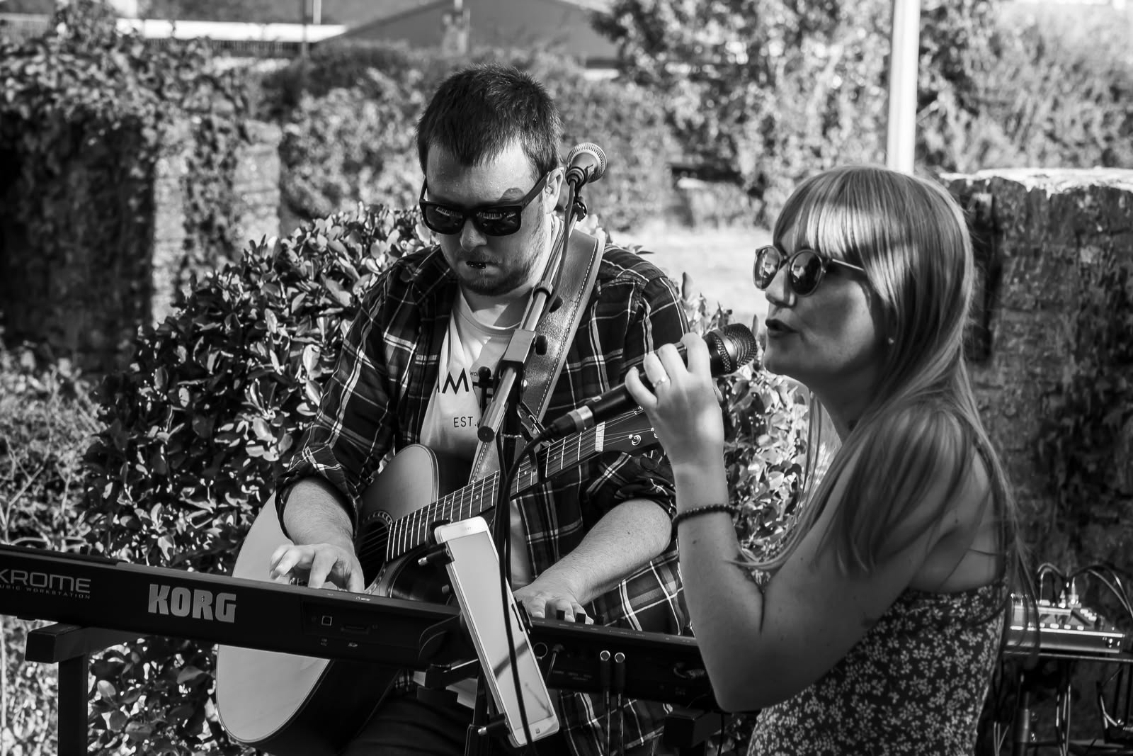 Symbiose en concert en 2026, Alex à la guitare et Angélique au chant en extérieur