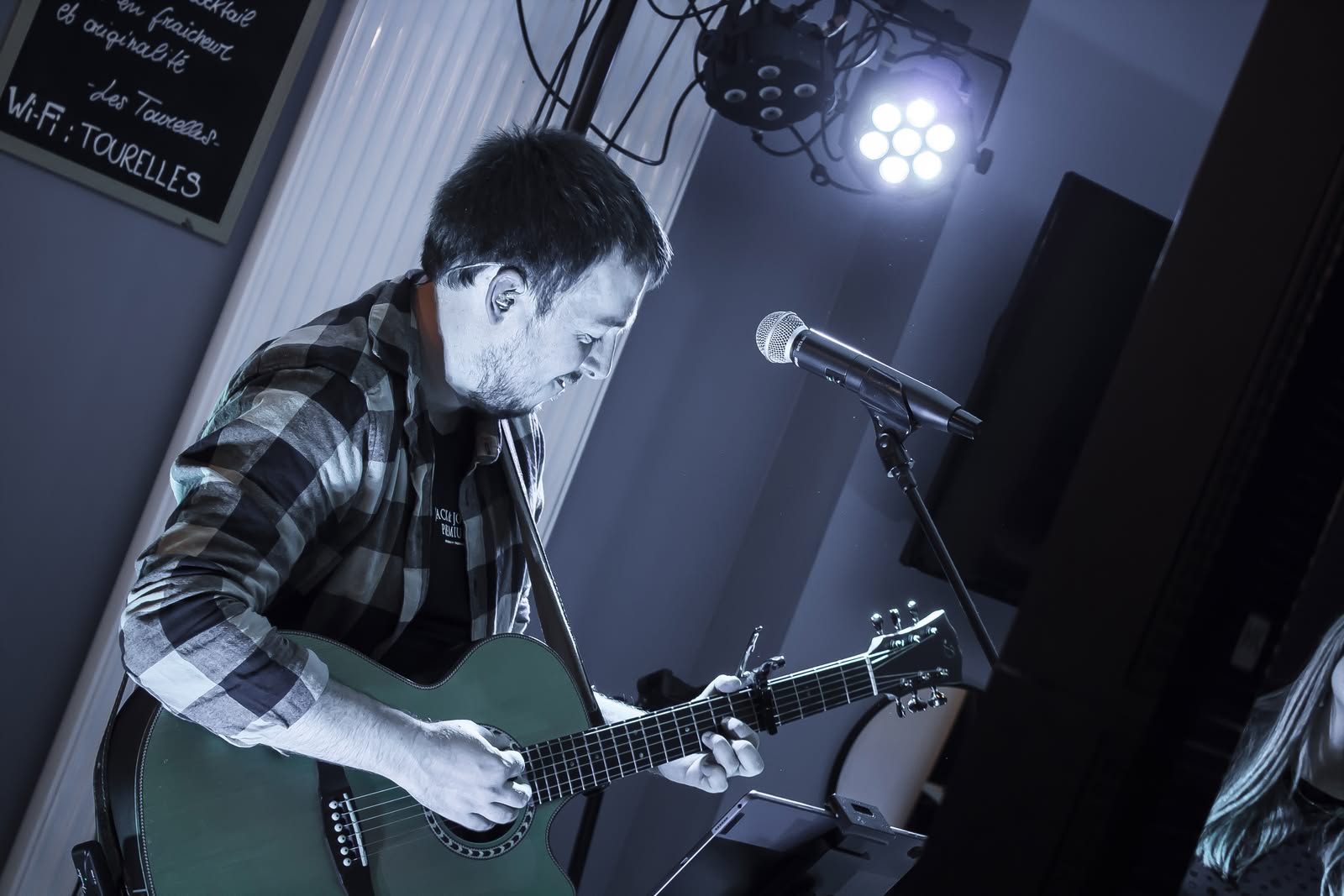 Symbiose en concert en 2026, Alex joue de la guitare sous les projecteurs