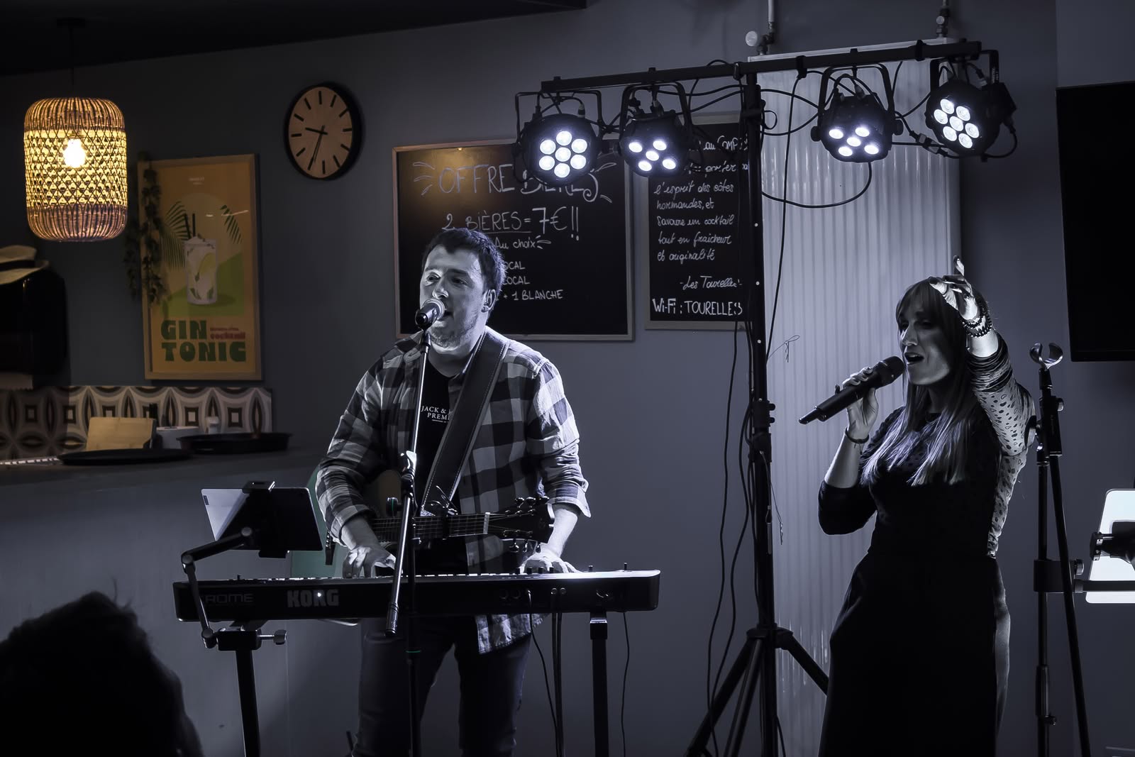 Symbiose en concert en 2026, Alex au clavier et Angélique au chant sur scène