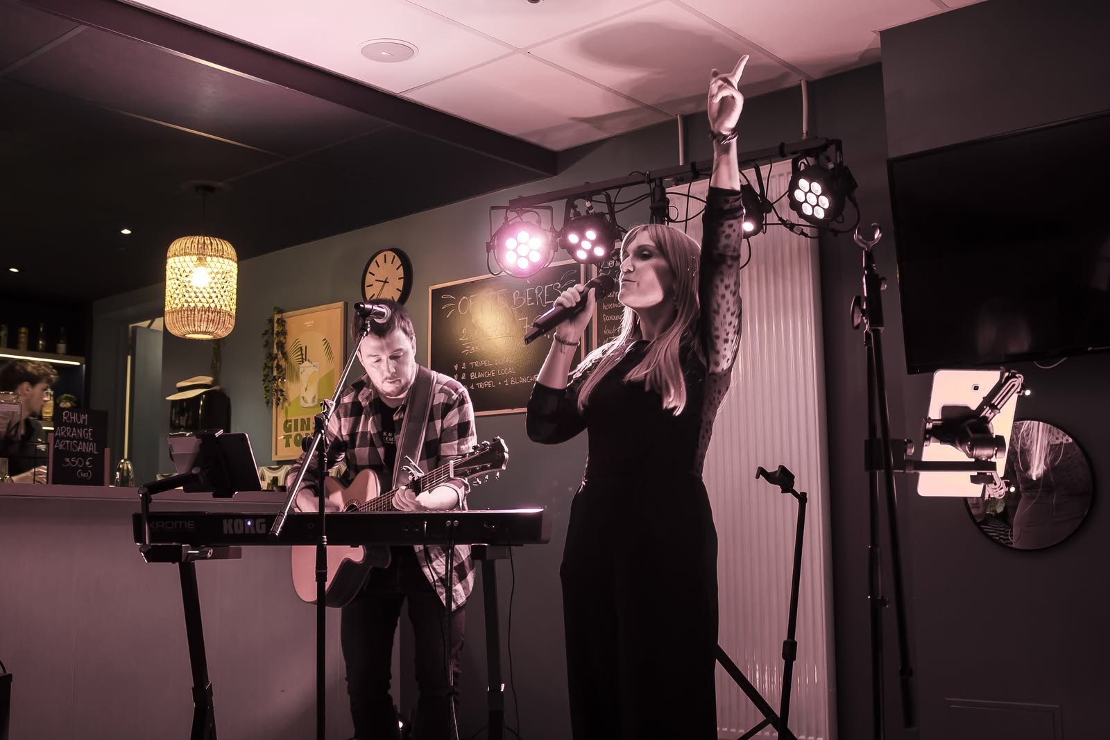 Symbiose en concert en 2026, duo pop folk acoustique sur une scène éclairée