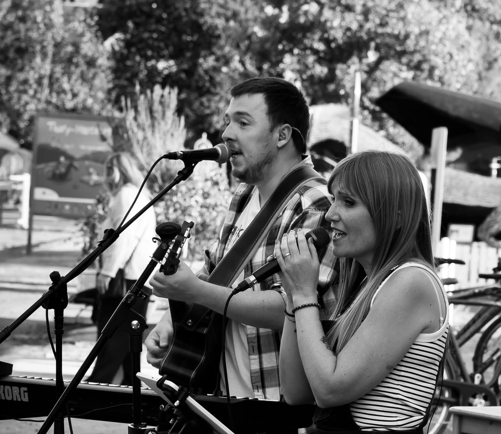 Symbiose en concert en 2026, Alex et Angélique chantent ensemble accompagnés à la guitare