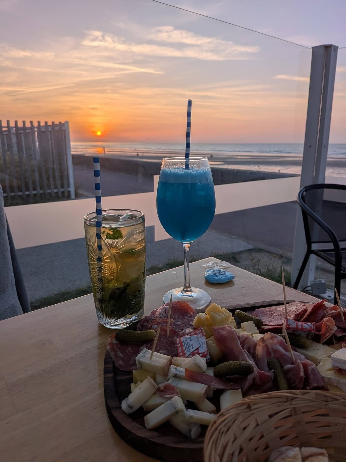 Ambiance estivale à la paillote en bord de mer, cocktails face au coucher du soleil